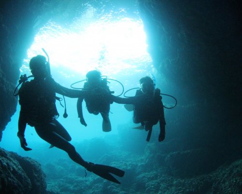 マリンクラブ・ナギでは様々なマリンスポーツをお楽しみ頂けます！ 
真栄田岬《青の洞窟》はダイビングスポットの中でも最も人気のある場所です！青の洞窟まで徒歩で行けるのもナギの魅力です！
