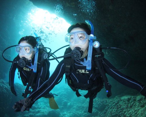 沖縄本島でも人気No.1の青の洞窟。ダイビングでもたのしめます！！洞窟の奥までインストラクターと共に進んでいきます。水底から見上げる"青の光"はまさに神秘的。