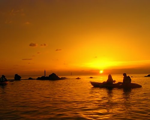 東シナ海に沈む夕日
水平線に沈む夕日を同じ水面から見る贅沢。刻一刻と変化する空と海。ただゆっくりと大自然のドラマを堪能してください。