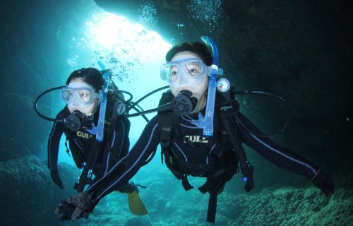 プズマリダイバーズの【ボートツアー】青の洞窟ダイビング＋熱帯魚餌付け体験