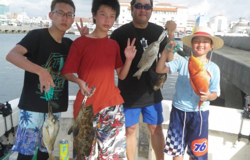 沖縄 アクティビティ アクア釣具店の船釣り体験半日プラン！初めての方でも親切丁寧に沖釣りをエスコート！半日貸切のよくばり体験プランです。