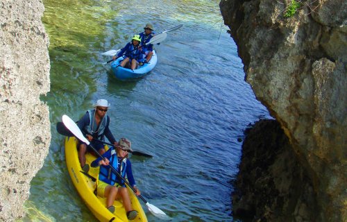 沖縄 アクティビティ アルガイド沖縄のカヤックと青の洞窟シュノーケルの冒険コース