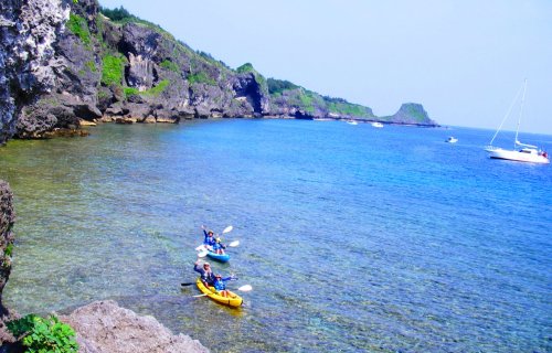 アルガイド沖縄のシーカヤック断崖絶壁の冒険コース